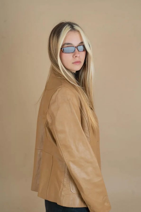 Brown oversized leather jacket inspired by 80s and 90s fashion in USA
