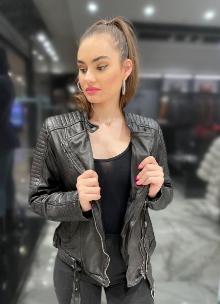 1_0b3d6529-5d67-41ff-a327-ae5786e35b54 Timeless women's long leather coat, blending style with comfort in USA