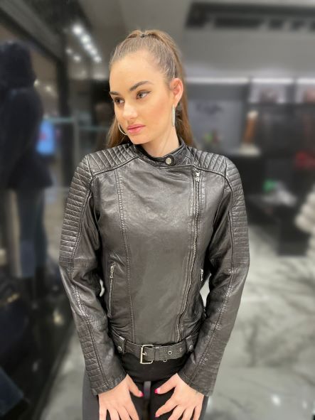 3_acfc4be9-0121-4115-ad98-5015c0daeb7d Classic long leather coat for women, offering both elegance and warmth in American Style