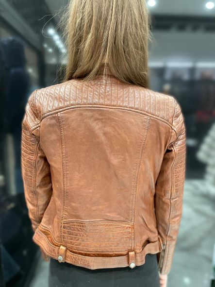 5_b3fdc57c-2055-4370-bd1e-57aa2953e1f8 Elegant women's long leather coat, combining comfort and timeless style in USA